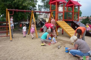 Dětská brigáda v parku
